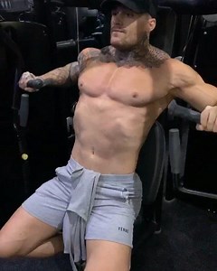 A great machine. Get your warm ups done on a chest press, but go heavier than you’d expect. Four or five sets will allow sufficient time to let the blood vessels open, increasing oxygen delivery whilst you train. Although your chest training session will be anaerobic, you need the vital oxygen delivery so that you can remove the lactic acid that starts to build during the intense workout. Visit harrisontwins.com and shop our ebooks to find out more. | Harrison Twins