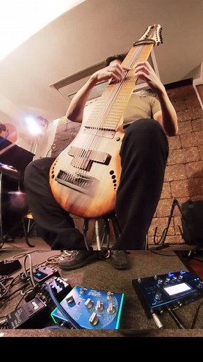 Almost done setting up my video audio situation. In the meantime enjoy some solo show moments🙏🤘 Starlifter preamp always shining bright in the middle✨ 高崎で１１／２２の夜にソロライブの予定が入りました！詳しくはのちほど〜😎 #KaiKurosawa #bassplayer #solo #music #livemusic | Kai Kurosawa