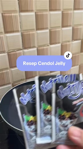 Harga cendol jelly kemasan tuh sekarang sumpah meroket banget. 1 pouch isi 500gr udah diharga 65rb. Muahal banget kan, in this economy mau dijual berapa coba dengan harga cendol jelly segitu. Akhirnya aku fnd dan nemu deh reaep cendol jelly yang jujur kebih enak ini daripada yang kemasa. Yang mau recook silahkan gaes,nanti komen ya berhasil atau tidak. Atau yang tidak mau ribet bisa banget pesen di aku ya. Free ongkir jember kota. Kalau mau fastvrespon langsung WA ya. #takjilramadhan #cendoljell