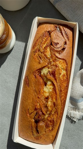 ‎Chasi segal |חסי סגל‎ on Instagram‎: "בחושה שיש ריבת חלב לשבת עוגה רכה וחלומית שמכינים ב-5 דקות קערה אחת. בחושה שיש ריבת חלב 1 תבנית אינגליש קייק 2 ביצים L בטמפרטורת חדר 100 גרם סוכר (חצי כוס) 100 מ״ל שמן 100 מ״ל חלב 140 גרם קמח תופח (1כוס) או כוס קמח רגיל פלוס כפית אבקת אפיה 2 כפות גדושות אבקת אינסטנט פודינג וניל 3 כפות גדושות ריבת חלב לשיוש אחרי אפיה: 2 כפות ריבת חלב בשקית זילוף אופן ההכנה: מחממים תנור175 מעלות טורבו . בקערה טורפים ביצים סוכר,שמן וחלב לתערובת אחידה וחלקה. מוסיפים קמח ואבקת אי