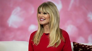 Christie Brinkley talks new wine line, makes holiday cocktails