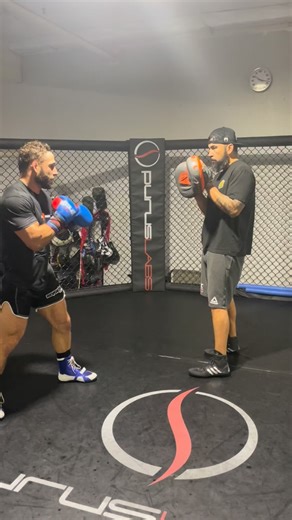 Love this combo! Works on offense and defense and distracts your opponent upstairs, opening up that liver shot! 👊🏽💪🏽 | Chad Mendes