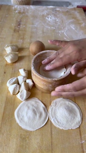 A new method for rolling dumpling wrappers: press and twist, and even beginners with no skills can q