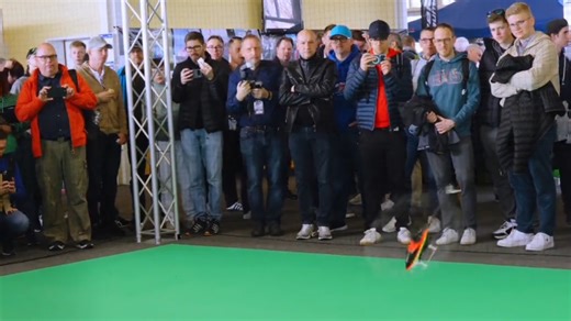 世界冠军操控xIpower，中国制造闪耀欧洲最大飞行盛会