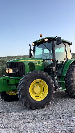 John Deere 6220: A Powerhouse in Agriculture