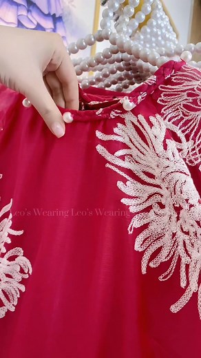 💕ÁO DÀI CÁCH TÂN TƠ THÊU HOA NỔI - SẴN KHO MIỄN SHIP Mẫu thiết kế với form dáng áo dài cách tân, 4 tà áo dài đẹp mắt, được cắt may thủ công tinh gọn giúp nàng khoe khéo đường nét yêu kiều một cách đầy tình tứ. Tay lửng bay yêu kiều cùng chiếc áo cổ tròn đính ngọc tạo điểm nhấn, diện mẫu áo dài cách tân này nàng tha hồ chụp ảnh, đi tiệc cưới, hỏi...🥰 ▪️ Mã sản phẩm: DA82 (hồng) ▪️ Size: S,M,L,XL | Leo's Wearing Áo Dài Việt Nam