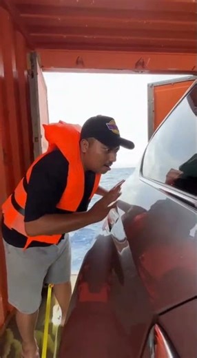 ketemu kontainer terapung di tengah laut berisi mobil Inova reborn #fyp #inovareborn #kontainer #ai