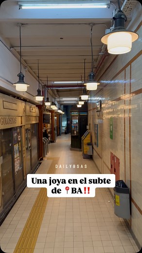 Reel para guardar 🚋 ¿Conocías esta increíble estación de subte? 📅 Esta estación perteneció al primer tramo de la línea inaugurado el 1° de diciembre de 1913, que unía las estaciones de Plaza Miserere y Plaza de Mayo. 😍 Lo más llamativo de la estación es su decoración, de estética retro, con boleterías, luminarias, afiches de publicidades y comercios de época! Esto la diferencia de todo el resto de las estaciones de subte de 📍BA. ❗️En 1997, esta estación fue declarada monumento histórico naci