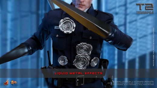 【萬眾期待T-1000 (2.0) 1:6比例珍藏人偶】 重磅升級！兩個全新製作頭雕及煉鐵廠情景地台 Hot Toys 發佈《未來戰士》40周年紀念作品—T-1000 (2.0) 1:6比例珍藏人偶， 打造兩款全新蠟像級頭雕搭載可動眼球系統，細膩捕捉演員Robert Patrick的眼神表情。其中彷液態金屬戰損版頭雕更呈現了T-1000面部右側被轟出一個渦狀大洞的震撼場面，極具視覺衝擊！ 2.0版本的T-1000人偶於服飾方面也進行了全新優化，設計團隊重新縫製整套洛杉磯警員制服，更配置額外夾克以及窄腳警褲，搭配頭盔、墨鏡、裝備腰帶和高筒靴，復刻另一個騎警制服設定。 配件除了常規警用裝備如手槍、衝鋒槍、手銬等，當然少不了多組彷液態金屬變形特效，重現各種名場面，搭配具備LED光效的煉鐵廠情景底座，絕對是各位科幻電影迷不容錯過的收藏品！ ---------------------------------------------- 📌預訂詳情： 由即日起Hot Toys香港專門店及官方eShop 接受顧客預訂 預訂價（另備有會員折扣優惠）: HK$ 2,090 預訂地點： 📍 Secret