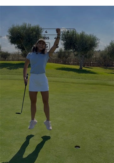 Ultimo hoyo con Aroa😎 Hoyo 3 de Manises y mucho viento en contra, saco fuerza hasta de la oreja para pasar los bunkers de vuelo⛳️, un segundo golpe decente y Aroa remata el birdie👌🏽 ( se nos quedaron sin bateria los micros )