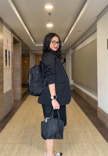Outfit ngantor kemarin - all black err black 🖤 Dress adalah jalan ninja karena udah pada gamuat 🤣 #outfit #ootd #fitcheck #workoutfit #pregnancy