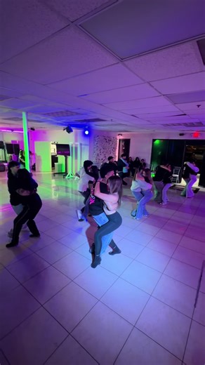 Had to bring this trend back 😏🤍 #eldoradochoreographies #huapango #surprisedance #fyp #bailando