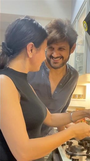 Isse kehte hai kulhadi pe pair marna #comedyshorts #funny #comedyvideos #comedy #fun #husbandwife