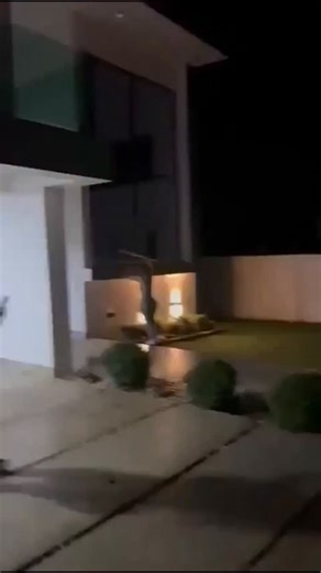 The Barrister Street Network (BSN)™ on Instagram: "🆕 A video has gone viral showing a woman furiously using a heavy hammer to destroy her boyfriend’s house after a heated argument. In the viral clip, the woman visibly enraged' can be seen smashing windows, breaking furniture, and tearing down household items in a fit of anger. Neighbors reportedly tried to intervene but were too afraid to come close as she shouted angrily while unleashing her destruction. As a man, how would you react if this h