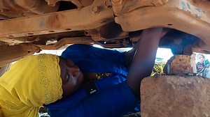 Mariama Garba est l'unique femme mécanicienne du département de Gaya. Fière de son travail, aujourd'hui, la jeune femme rêve d'ouvrir son propre garage et de former d'autres femmes. | Studio Kalangou - Fondation Hirondelle