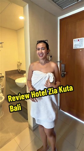 Stay di Zia Hotel Kuta Bali jadi makin nyaman karena lokasinya strategis—dekat ke mana-mana tanpa ribet. ✨ Kamar tipe Superior-nya bersih, nyaman, dan fasilitasnya lengkap untuk istirahat yang maksimal. Ada juga gym buat tetap aktif, dan yang paling seru—rooftop pool dengan suasana santai buat recharge setelah seharian beraktivitas. 🌴💦