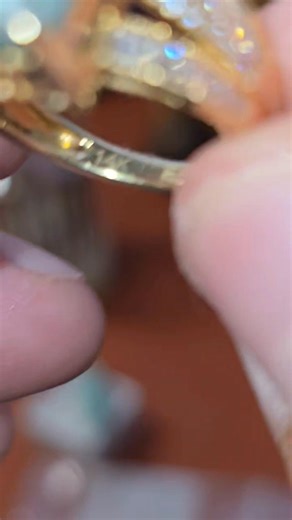 Ayúdame a Identificar esta gema en este anillo!! Sera de oro? Serán diamantes naturales? Qué es esa piedra del centro? Aqui te digo como verificó gemas preciosas. #anillo #anillodecompromiso #gemas #joyeriafina #anillodediamante #gemasnaturales #quarzonatural #joyeriadeoro #joyero #gemologia | fernado7h