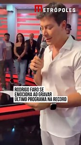 Nesta sexta-feira (20/12), Rodrigo Faro gravou o último programa na Record. O apresentador deixa a emissora este ano, após 17 anos de trabalho. Emocionado, ele agradeceu aos colaboradores com quem dividiu o palco. “Obrigado por tudo”, disse. “Eu quero agradecer, por toda dedicação, talento e por estar ao meu lado durante todos esses anos de sucesso. Desejo que seu Natal seja maravilhoso e que 2025 seja um ano abençoado e repleto de Deus”, falou. Faro completou: “E nunca, nunca se esqueça, todos 