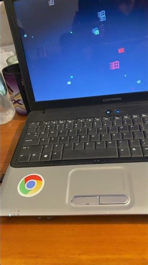 Flying Windows screensaver on Windows 10 22H2 in 2026 part 1