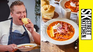 1.2K reactions · 131 shares | Szaftos csülökkel, cuccos bablevessel és pihepuha héveknédlivel érkezik a Szaftkirály következő epizódja!  RECEPT: https://streetkitchen.hu/levesek-es-fozelekek/csulkos-bableves-heveknedlivel/ #szponzoralttartalom #spar #sparmagyarorszag #szaftkiraly | Street Kitchen | Facebook