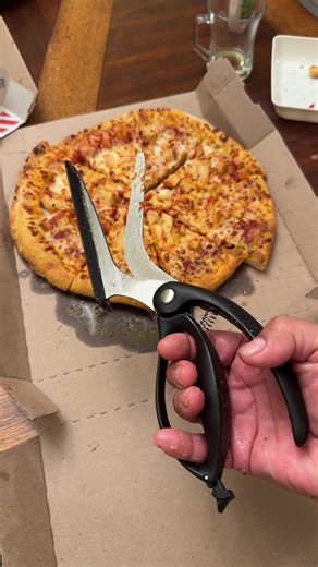 Dreamfarm Scizza: The Ultimate 2-In-1 Pizza Cutter