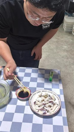 资深海边长大的孩子教你们地地道道版-白灼墨鱼！ #海鲜做法 #白灼海鲜 #美食教程 #墨鱼
