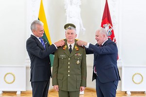 The President conferred the highest officer rank of general on the commander of the army