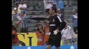 361K views · 1.1K shares | VALE A PENA LEMBRAR. greNAL do Brasileirão 2004. grêmio 1 x 3 Inter 2 bolas na trave, gol do eterno Fernandão, geral levando pau da Polícia o jogo Inteiro e indo embora antes de acabar o jogo e o melhor: só nossa torcida cantou! Boas lembranças do chiqueirão! | COMO É BOM SER COLORADO | Facebook