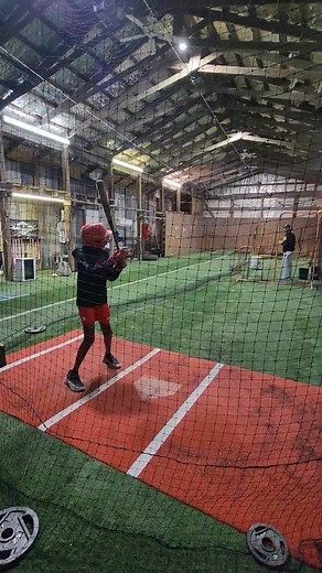 I’m a few days late on posting this, but Zane was destroying baseballs in the cage‼️ Using a -3 bat, his bat speed was efficient and quick, resulting in line drives up the middle. Very good hitting season!💪🏻⚾️ | Quinton Stevens Baseball Training