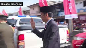 Indonesia's notorious traffic congestion went on display to the world as the country's president Joko Widodo was forced to walk two kilometres through the scorching heat to attend a military parade in the city of Cilegon. Read more: http://u.afp.com/4DRi | AFP News Agency