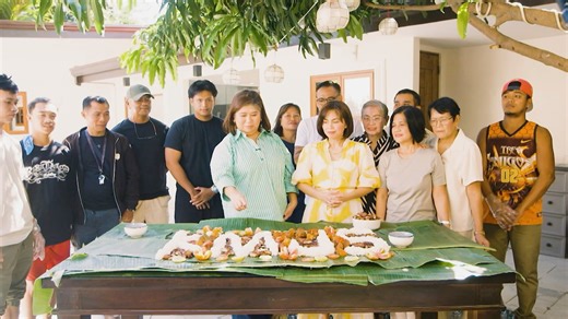 OK NA ‘TO! MOMMY GRACE NI “MGA BATANG RILES” STAR MIGUEL TANFELIX, PATOK NGAYON DAHIL SA KANYANG LINYANG ‘OKAY NA ‘TO’ SA KANYANG COOKING VIDEOS! “Ok na ‘to!” — Ang hindi sinasadyang nagpauso nito, ang viral ngayong food content creator na si Mommy Grace Tanfelix! Sa mga naku-curious diyan kung ok ba talaga ang luto ni Mommy Grace, #KMJS na ang bahala! Makikipag-heart-to-heart talk din si Jessica Soho kina Mommy Grace at Miguel Tanfelix! Panoorin ang video. #KMJS | Kapuso Mo, Jessica Soho (One a