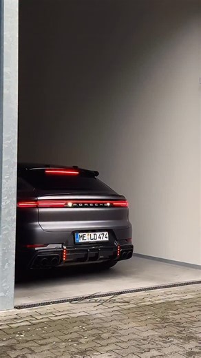 From clay to carbon - every line shaped to feel alive. You see it build, you feel it finished - and stock stops making sense. #porsche #porschecayenne #cayenne #claymodelling #artoftheday #cardesign #lartedesign | Alexej Janowski