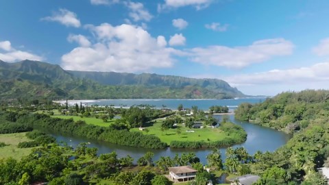 Hanalei Bay, Hawaii: Drone views of surfers' paradise
