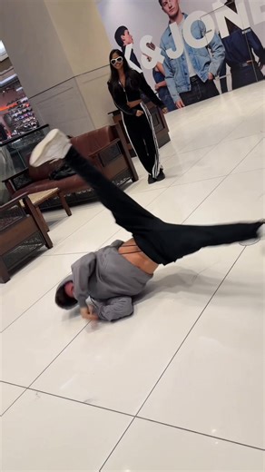 Crazy Girl in da Back: Valentine's Gift Breakdance