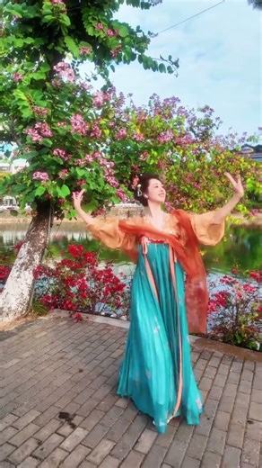 Spring's Un定向 Dance: The Beauty of Blooming Chaos