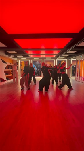 LE COURS ANNA on Instagram: "⭐️ Cours de @laetitia_mr ⭐️ Tous les mercredis. Retrouvez l’ensemble de nos cours sur le site www.coursanna.fr et sur l’application « Cours Anna ». #paris #coursanna #danse #theatre #chant comediemusicale cours stage commercial"