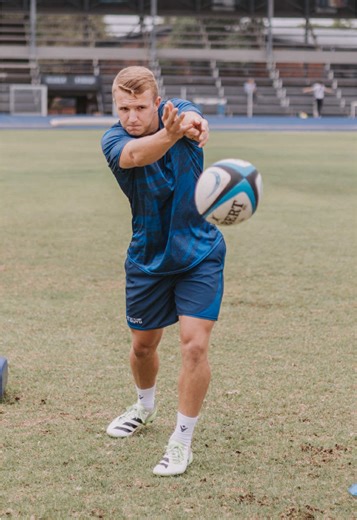 Nico Steyn – Arc Run: Attacking the Pillars In this clip, we focus on the fundamentals of an effective arc run: * Identifying pillar defenders * Footwork and body shape into the arc * Reading defender movement * Creating options for yourself and your support runners In the full video, we go deeper into: * Pre-breakdown arrival * Generating quick ball * Distribution from the base and out of hand * Ruck navigation * 6-step passing drill progression Want to sharpen your 9 skills? Head over to Nico’