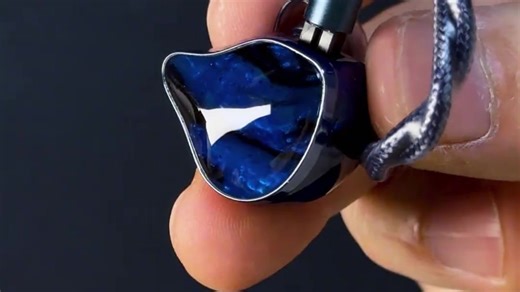 学生党攒钱开箱UM超旗舰！12动铁 1移频压电的群星之上有多神？