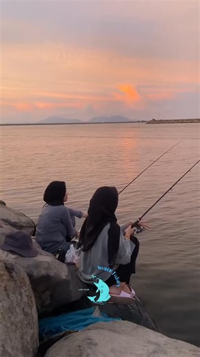 Women Fishing on Instagram: "Mancing bukan selalu tentang ikan tapi ke tenangan . . . 🎥 : rhmaalfazila #mancingmania #mancing #wanitaindonesia"