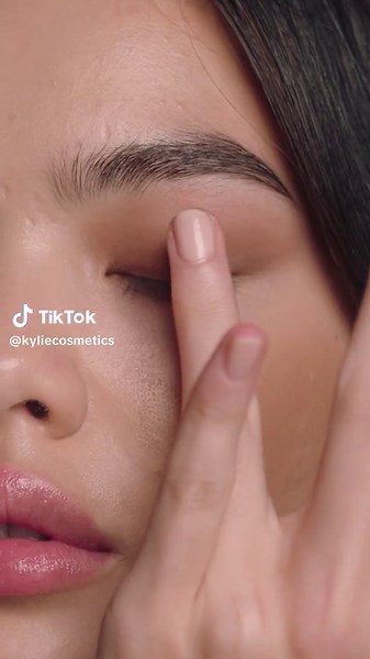 Blurred Soft-Matte Color Eyeshadow: Kylie Jenner Makeup Tutorial