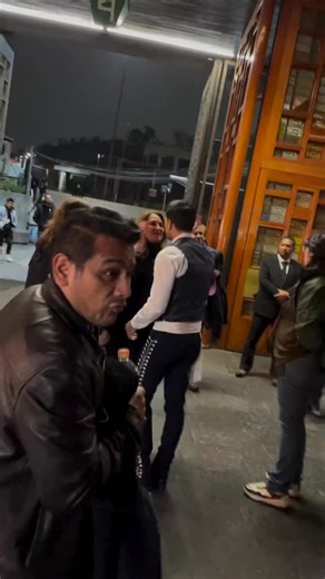 DANIELA ROMO on Instagram: "Es una bendición abrazar a nuestros cariños🙏🏻 @eliutharce @televisa_espectaculos ¡Exclusiva! Así se saludaron @danielaromoweb y @carlosrivera en la #basilicadeguadalupe⛪️🙏🏼❤️ tras cantarle a la Morenita #DanielaRomo #CarlosRivera VirgenDeGuadalupe"