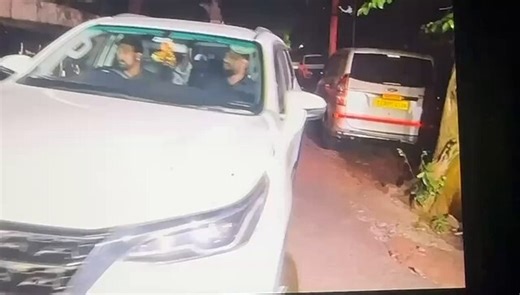 If that is indeed #PawanKhera bending down - must say he still retains his famed spinal plasticity (as seen in some archival photographs) 👍