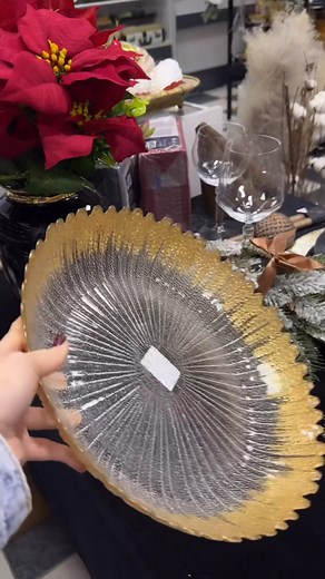 KVIEČIAME APSILANKYTI PAS MUS ❤️ 📍 Apsilankykite mūsų parduotuvėje „Savo namams“ Adresas: Ventos g. 23A, Mažeikiai 🕒 Darbo laikas: Pirmadieniais–penktadieniais: 10:00–18:00 Šeštadieniais: 10:00–14:00 Laukiame Jūsų! 🛍️ #namųinterjeras #stiklinės #grafinas #dovanųidėja #prabanga #kalėdosartėja #luxury #decor #giftideas #ąsotis #dovanadėžutėje #prabangusnamai #rožės #gėlėsmažeikiuose #dovanamamai #dovanatėčiui #dovanasau #dovanabroliui #dovanasesei #dovana #dovanakrikštotėvams #dovanajai #virt