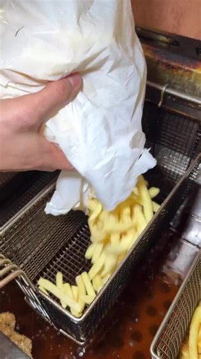 Our ‘OG Poutine’ - simple ingredients with stupid amounts of flavour 🍟 Super crunch fries topped with Canadian cheese curds and house made gravy it’s always going to be a winner! Not too long left to grab these so head into either of our Two Hungry Bears locations this weekend and fill your stomach 🐻🐻 #poutine #gravy #fries #sydneyfood #sydneylocal