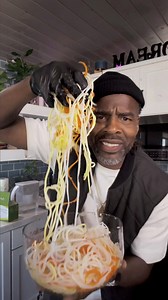 Raw Cashew Pad Thai Noodles 🍜 These noodles are raw Vegan, flavorful, easy to make and straight fire 🔥 You can find this recipe with 30 plus raw vegan rexioes in my Mindful eating Ebook. Link in bio. | Turnip Vegan