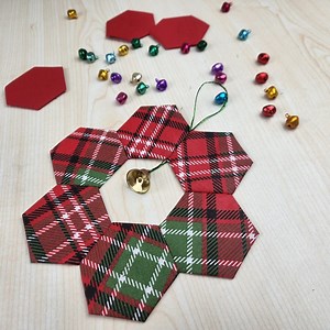 Christmas decoration ideas. Patchwork hexagon stitch without pattern . . . Başlık: Holiday Bells Sanatçı: Scott Dugdale Bağlantı: https://business.facebook.com/sound/collection/?sound_collection_tab=sound_tracks&asset_id=193842924859531&reference=artist_attr | Nurgül İle El Sanatları