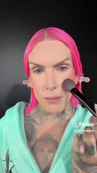 There is a NEW powder blush shade from @YSL Beauty called ‘Flirty Barista’ and I HAD to try it… #beautyreview #jeffreestar #blush #yslbeauty #pinkblush