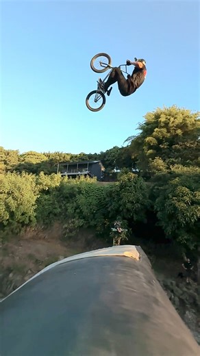 It’s hard to explain how hard this trick is.👀 The 1st half of this combo is a Frontflip Inward Bri Flip which 12 years ago was my 1st ever “World First” that I did on BMX. Still to this day, I’m the only person to land one and then to add a Tailwhip I have to do it switch footed. So this might be the only time you see me do this trick.🫱🏼‍🫲🏻 | Ryan Williams