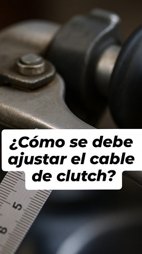 ¿Cómo se debe ajustar el cable de clutch? El ajuste del cable de clutch no es una tuerca al azar: es mecánica de precisión. Menos de 3 mm de holgura = discos pisados y calor constante. Más de 5 mm = no libera bien y la caja se pone dura. Revísalo en frío y verifica en caliente; la guaya cambia su tensión con la temperatura. Si quieres aprender paso a paso cómo calibrarlo te envío el enlace al curso completo. #ajustecableclutch #mecanicademotos #clutchmoto #guayaclutch #ingenieriamotera | Ingenie