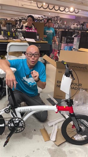 12K views · 114 reactions | 突發！Java Neo 紅白及鈦色碳叉版本 開箱直播！ 有咩配件細節？ 有冇跟40T飛輪？ 鍾意全鈦色留言1、白紅色留言2 睇晒全部Java Neo家族成員：https://jollymap.info/javaneofamily #國布 #javaneo #javaneoex12 #16寸國布 #16寸摺車 | Jollymap單車戶外生活 | Facebook